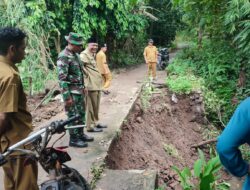 Babinsa 0822 Sigap Tangani Longsor, Akses Warga Dusun Kombele Segera Diperbaiki