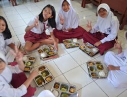 Menu MBG Dapur Tapen Pasca Lebaran  Disambut Senyum Ceria Oleh Para Murid