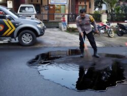 Tanpa Menunggu, AKP Muktamar Turunkan Personel Bersihkan Tumpahan Oli Bekas di Curahdami
