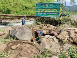 Babinsa Jadi Ujung Tombak! Sertu Agus Budi Pimpin Gotong Royong Warga Bangun Jembatan Garuda