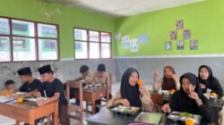 Antusiasme Sambut Menu MBG dari Dapur SPPG Gunung Anyar,Sangat Disukai dan Ludes Disantap Murid