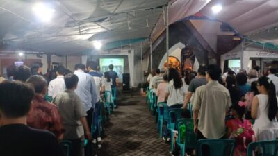 Babinsa Kodim 0822 Bersama Aparat Amankan Misa Vigili Paskah, Ibadah Berlangsung Khidmat dan Kondusif