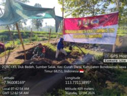 Tak Sekedar Mengawasi, Babinsa Gali Pondasi Jembatan Perintis