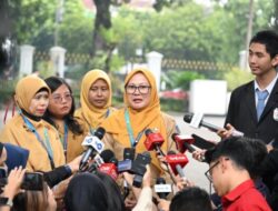 Riuh tawa dan wajah antusias para pelajar mewarnai lingkungan Istana Kepresidenan