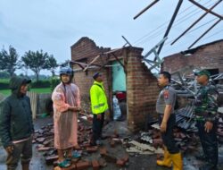 Sigap di Tengah Bencana, Babinsa Jambesari Terjun Langsung Bantu Warga Terdampak Angin Kencang