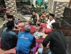 Babinsa 0822 Perkuat Kedekatan dengan Warga Lewat Komsos di Warung Desa