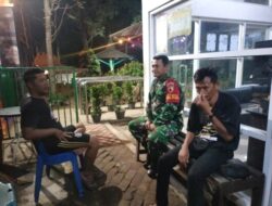 Babinsa Aktif Komsos di Arak-Arak, Ajak Warga Jaga Kebersihan dan Keamanan Lingkungan