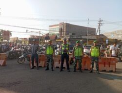 Sinergitas Babinsa dan Polisi serta Dishub Amankan Car Free Day di Alun-Alun Bondowoso