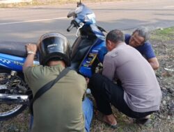 Kapolsek Sempol Bantu Kakek Perbaiki Kendaraannya Yang Rusak di Jalanan Sepi