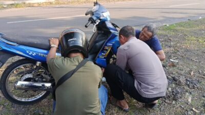 Kapolsek Sempol Bantu Kakek Perbaiki Kendaraannya Yang Rusak di Jalanan Sepi