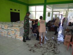 Babinsa Tangsil Kulon Kawal Penyaluran 637 Paket Bapang, Warga Tersenyum Terima Beras dan Minyak