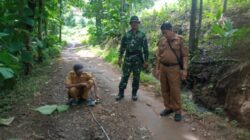 Babinsa Koramil 0822/16 Cerme Dampingi Pengukuran Jalan Desa Ramban Wetan untuk Program Pavingnisasi