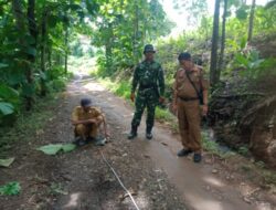 Babinsa Koramil 0822/16 Cerme Dampingi Pengukuran Jalan Desa Ramban Wetan untuk Program Pavingnisasi