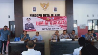 ​Tingkatkan Budaya Tertib Lalu Lintas, Satlantas Polres Jember Edukasi Warga dalam Jumat Curhat