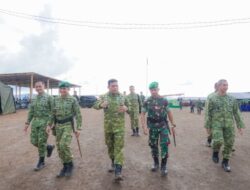 Kol Inf Rinto Wijaya mendampingi Pangdam XV/Patimura Kunjungan Kerja ke Marsheling Area YONIF TP 866/SG