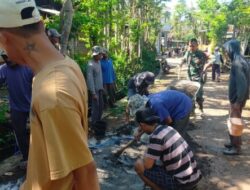Babinsa 0822 Pimpin Kerja Bakti, Warga Banyu Wulu Gotong Royong Perbaiki Jalan Desa