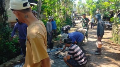Babinsa 0822 Pimpin Kerja Bakti, Warga Banyu Wulu Gotong Royong Perbaiki Jalan Desa