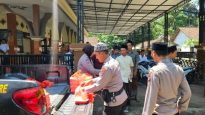 Jumat Berkah Polsek Tamanan, Aksi Berbagi Usai Salat Jumat Perkuat Kedekatan dengan Warga