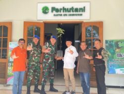 Dukung Ruang Terbuka Hijau, Perhutani Bondowoso Serahkan Bibit Buah ke Subdenpom