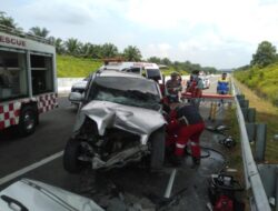 PJR Polda Riau Bergerak Cepat, Evakuasi Korban Kecelakaan Tragis di Tol Permai KM 38