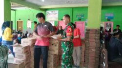 Babinsa Koramil 0822/08 Grujugan Kawal Bantuan 20 Kg Beras, 728 Warga Tersenyum