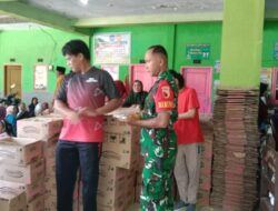 Babinsa Koramil 0822/08 Grujugan Kawal Bantuan 20 Kg Beras, 728 Warga Tersenyum