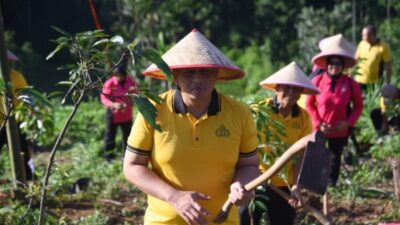Hijaukan Bukit Bintang, Kapolres Bondowoso Pimpin Gerakan Tanam Pohon untuk Masa Depan Berkelanjutan
