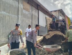 Polisi Peduli AKP Nisin Bersama Warga Perbaiki Jalanan Rusak dan berlubang di Sempol Ijen