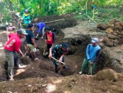 Babinsa 0822 Pimpin Karya Bakti, Warga Gayam Gotong Royong Bangun Jembatan Perintis Garuda