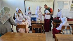 Babinsa Sigap Dampingi Imunisasi! Aksi Sertu Fathorrazi di Sekolah Ini Tuai Apresiasi Warga