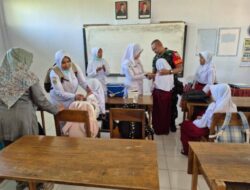 Babinsa Sigap Dampingi Imunisasi! Aksi Sertu Fathorrazi di Sekolah Ini Tuai Apresiasi Warga