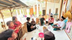 Babinsa Turun ke Rumah Warga! Komsos Humanis Serda Deny Wahyudi Pererat Kedekatan TNI dan Masyarakat