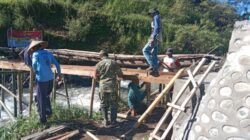 Tak Kenal Hari Libur, Babinsa Ini Turun Langsung Bangun Jembatan Bersama Warga