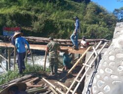 Tak Kenal Hari Libur, Babinsa Ini Turun Langsung Bangun Jembatan Bersama Warga