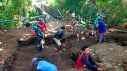 TNI dan Warga Bangun Jembatan Perintis Garuda: Aksi Nyata Babinsa Gayam Tuai Apresiasi