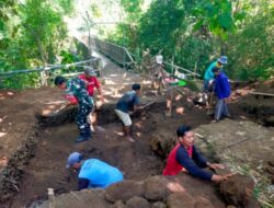 TNI dan Warga Bangun Jembatan Perintis Garuda: Aksi Nyata Babinsa Gayam Tuai Apresiasi
