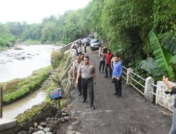 Pastikan Mobilitas Lancar, Kapolres Bondowoso Tinjau Kondisi Jembatan Gentong