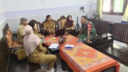 Babinsa Dampingi Data PKH Desa Petung Dikaji Ulang Untuk Keadilan Warga