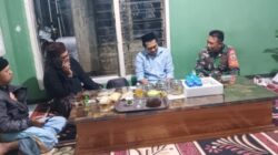 Babinsa Koramil Wringin Pererat Kedekatan dengan Warga Lewat Komsos Malam Hari di Desa Wringin