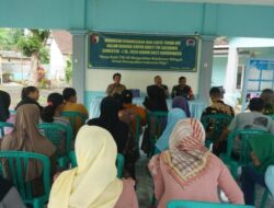 Di Tengah Program Karya Bakti TNI, Danramil Maesan Berikan Wawasan Kebangsaan kepada Warga Sumberanyar