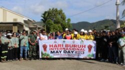 Prajurit Brigif TP 28/Bari Fola bersama buruh dan masyarakat melaksanakan karya bhakti dalam rangka Hari Buruh