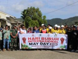 Prajurit Brigif TP 28/Bari Fola bersama buruh dan masyarakat melaksanakan karya bhakti dalam rangka Hari Buruh