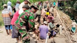 Babinsa Turun Tangan! Aksi Cepat Warga Klampokan Bangun Jalan Longsor Secara Swadaya