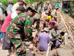 Babinsa Turun Tangan! Aksi Cepat Warga Klampokan Bangun Jalan Longsor Secara Swadaya