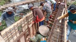 Begesting Jadi Tahap Krusial, Babinsa Gerakkan Warga Bangun Jembatan Garuda