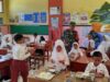 Koramil 0822/01Kota, Babinsa Badean Kopka Edi Sumarlin dan Babinsa Kotakulon Kawal Distribusi 1.458 Paket Makan Bergizi Gratis di Bondowoso