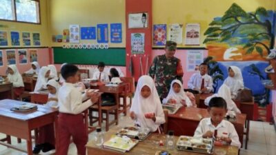 Koramil 0822/01Kota, Babinsa Badean Kopka Edi Sumarlin dan Babinsa Kotakulon Kawal Distribusi 1.458 Paket Makan Bergizi Gratis di Bondowoso