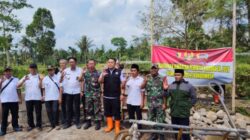 Camat Curahdami Tinjau Jembatan Perintis Garuda, Danramil 0822/02 Curahdami Kapten Inf Heri Purwanto Pastikan Pembangunan Berjalan Optimal