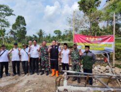 Camat Curahdami Tinjau Jembatan Perintis Garuda, Danramil 0822/02 Curahdami Kapten Inf Heri Purwanto Pastikan Pembangunan Berjalan Optimal