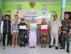 Babinsa Klabang Dampingi Penyaluran BLT-DD, Warga Terima Bantuan Tunai Rp.900 Ribu